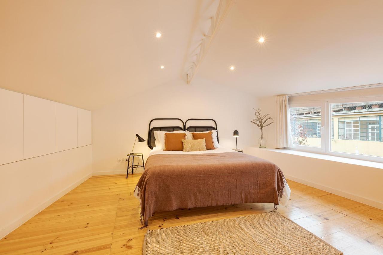 The Yellow House Spacious Duplex In Prazeres District Lissabon