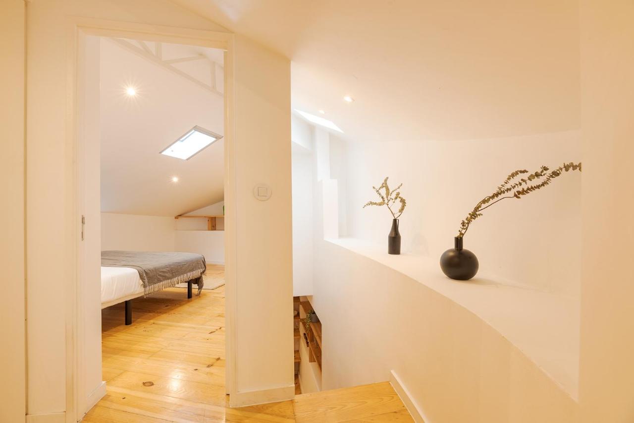 Apartment The Yellow House Spacious Duplex In Prazeres District Lissabon