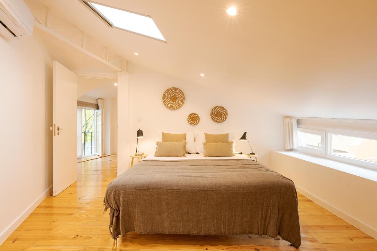 Apartment The Yellow House Spacious Duplex In Prazeres District Lissabon