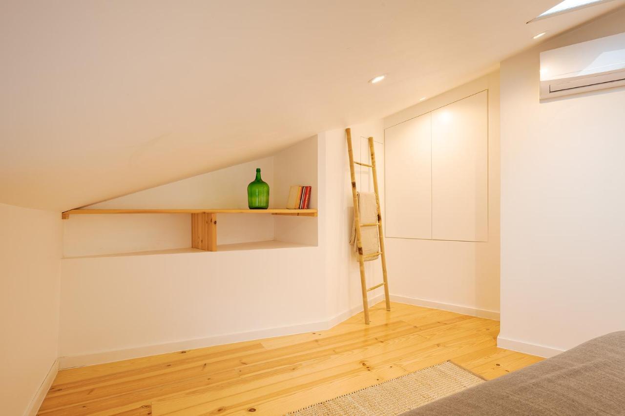 Apartment The Yellow House Spacious Duplex In Prazeres District Lissabon