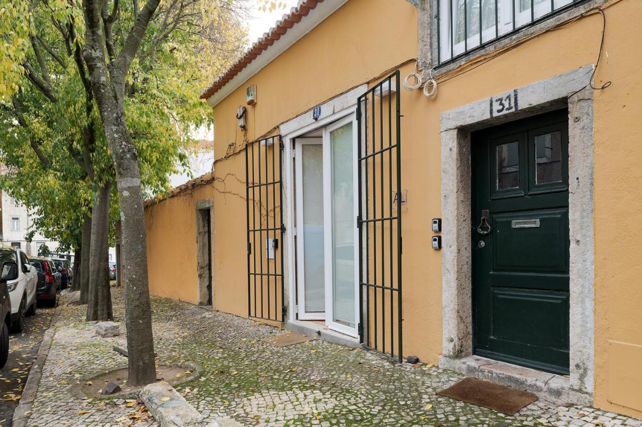 The Yellow House Spacious Duplex In Prazeres District Appartement Lissabon